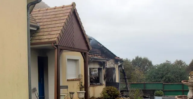 photo  les flammes ont détruit le garage d’une maison à marigné-laillé. les fumées ont rendu la maison inhabitable pendant plusieurs jours.  &copy;  le maine libre 