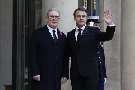photo Emmanuel Macron et Keir Starmer à son arrivée à l’Élysée, lundi 11 novembre 2024. IAN LANGSDON / AFP 
