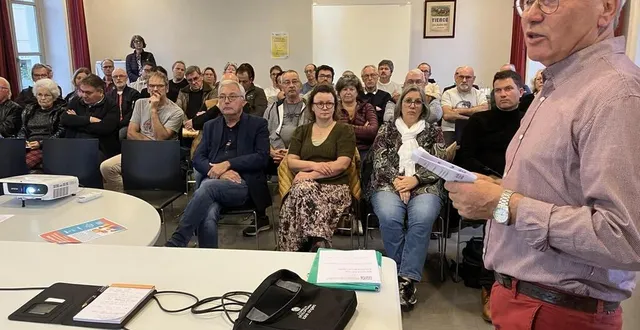 photo  henri lebrun, vice-président à l’aménagement du territoire à la communauté de communes anjou loir-et-sarthe, expliquant le nouveau plan local d’urbanisme.  &copy;  ouest-france 