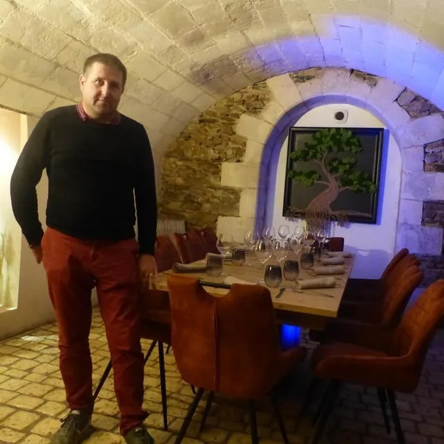 photo lysandre lambert, dans l’une des salles voûtées de leur établissement, qui peut accueillir de grandes tablées.  ©  ouest-france