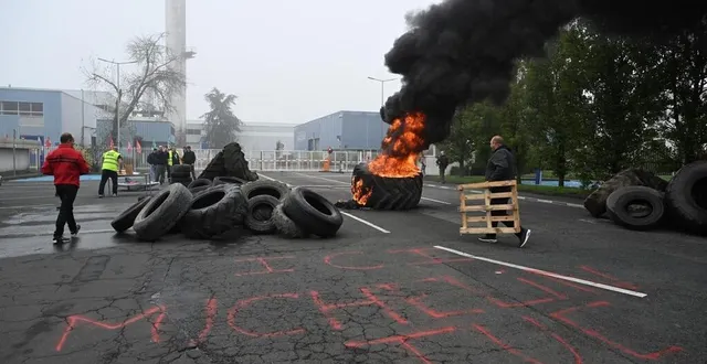 photo  cholet, mardi 5 novembre 2024. l’usine michelin de cholet est bloquée depuis l’annonce officielle de sa fermeture mardi.  &copy;  archives co - josselin clair 