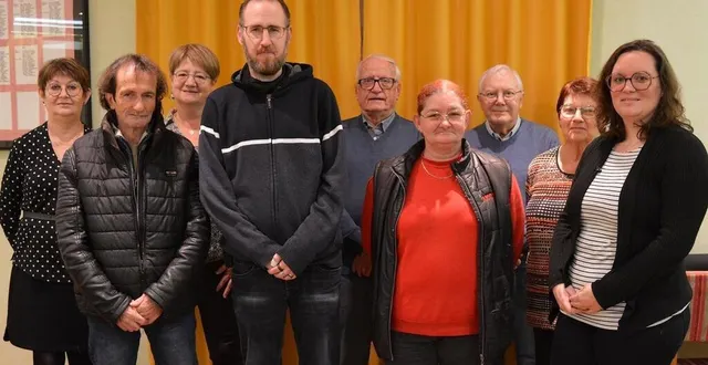 photo  au premier plan, les trois apprentis vendangeurs qui ont pu se libérer, sur les six engagés, et laure-anne nicolas, viticultrice à lhomme, avec les élus de bessé-sur-braye.  &copy;  ouest-france 