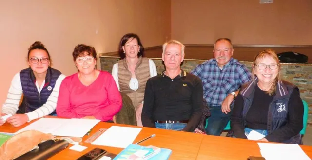 photo  éric peureux (au centre) devient le nouveau président de saint-maix’en fête, entouré d’une nouvelle équipe.  &copy;  ouest-france 