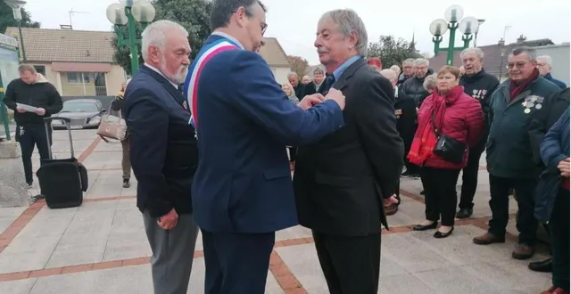 photo  la médaille du titre de reconnaissance de la nation a été remise à andré grangier lors de la cérémonie du 11 novembre, par le maire, jean-yves lecoq. le titre de reconnaissance de la nation est accordé aux militaires des forces armées françaises et aux personnes civiles qui, pendant au moins quatre-vingt-dix jours, consécutifs ou non, ont participé à un conflit.  &copy;  ouest-france 