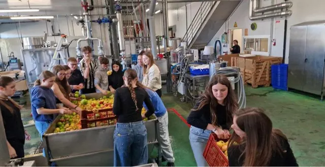 photo  une vingtaine de jeunes s’est mobilisée pour fabriquer du jus de pomme.  &copy;  cascade 