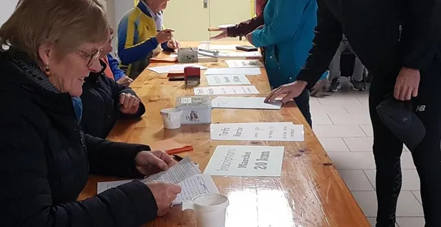 photo  les bénévoles ont accueilli marcheurs et vététistes dès 7 h 30.  &copy;  le maine libre 