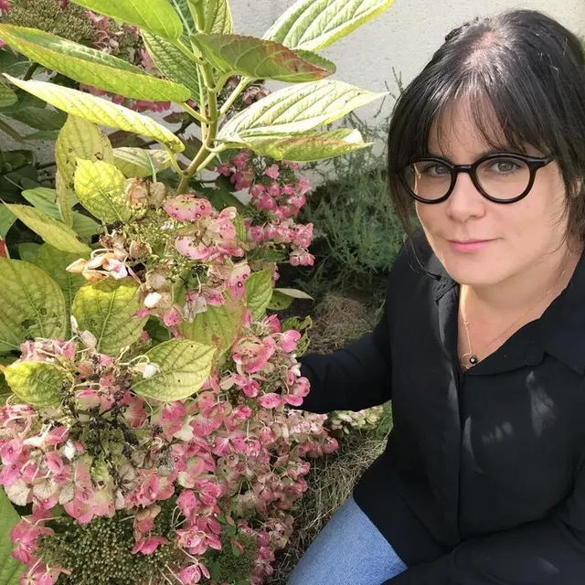 photo anne verlac, fleuriste médaillée dans son jardin à mareil-sur-loir.  ©  le maine libre