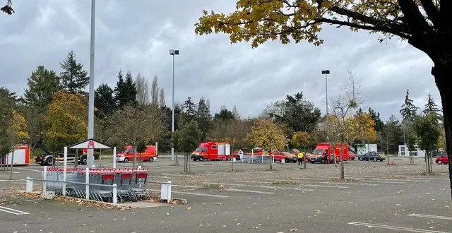 photo  treize engins de secours ont été dépêchés en zone nord du mans après qu’un camion transportant des produits corrosifs a percuté un muret.  &copy;  le maine libre 