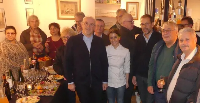 photo  les responsables de la crêperie ont invité le maire, le conseil municipal, les commerçants et les artisans qui ont travaillé au projet.  &copy;  ouest-france 