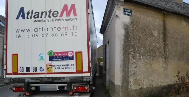 photo  la remorque ne s’est pas couchée mais a emprunté le trottoir, sans faire de blessés ni de dégâts.  &copy;  le maine libre 