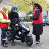 photo  jean-louis et tatiana, les deux bénévoles de l’association prévention routière, échangent avec un jeune utilisateur de scooter et vérifient avec lui si ses équipements fonctionnent bien sur son deux-roues. 