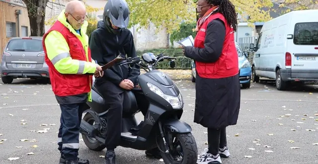 photo  jean-louis et tatiana, les deux bénévoles de l’association prévention routière, échangent avec un jeune utilisateur de scooter et vérifient avec lui si ses équipements fonctionnent bien sur son deux-roues.  &copy;  ouest-france 