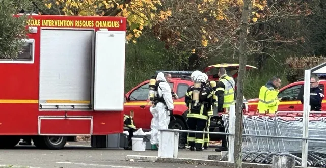 photo  trente-cinq pompiers sarthois ont dû intervenir, mardi 12 novembre 2024, aux abords de l’hypermarché auchan, au nord du mans. après un accident sur un rond-point, un camion a déversé 1 000 litres de lessive de soude.  &copy;  ouest-france 