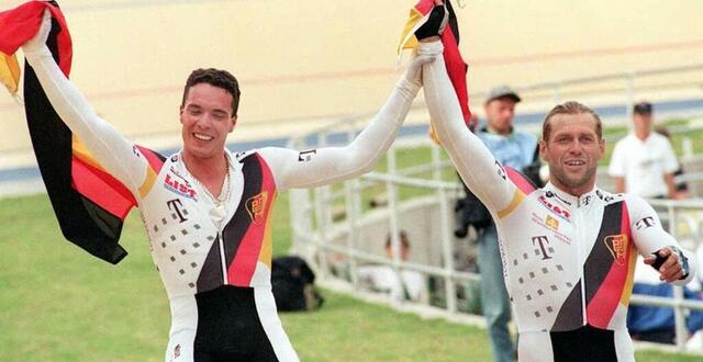 photo michaël hübner (à droite) a remporté le titre mondial de la vitesse par équipes à bogota en 1995, avec notamment jens fiedler (à gauche). © photo : roberto schmidt / afp
