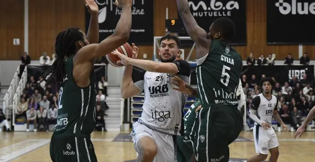 photo  eliot thillier se fraie un chemin dans la défense de vitré.  &copy;  jocelyne régent 
