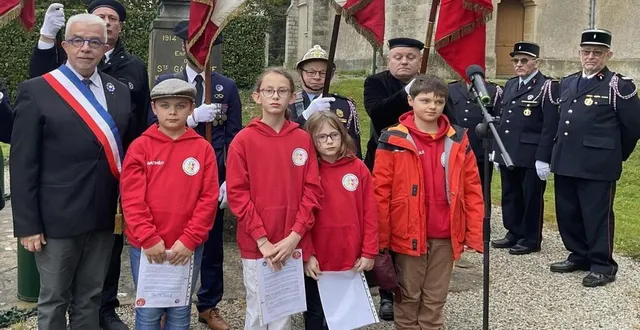 photo  lors de la commémoration avec les enfants du pôle scolaire.  &copy;  ouest-france 