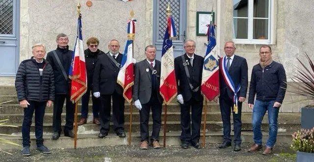 photo  lors des commémorations du 11 novembre, guy cosme, maire, a remis à daniel grison, porte-drapeau de la section des anciens combattants d’algérie, la décoration de l’office national des combattants et des victimes de guerre.  &copy;  ouest-france 