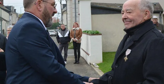 photo  fabrice schnekenburger, président de l’unc-afn, remet la croix du combattant à roger thénaisie.  &copy;  ouest-france 