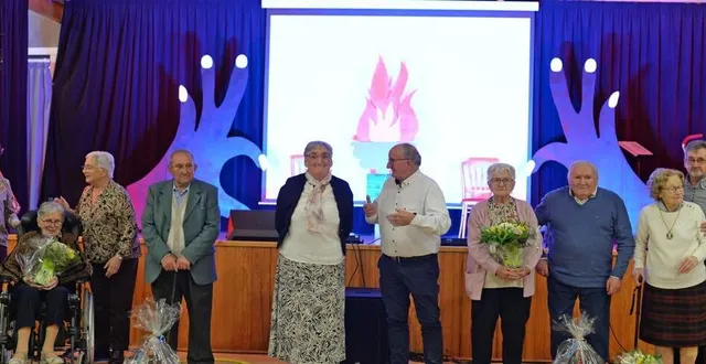 photo  de gauche à droite, georgina morvand entourée de sa famille, louis doguet, doyen de l’assemblée, marie-claude rouillon et régis bourneuf, armande ferrand, le couple gilbert et denise vallée et patrick charron.  &copy;  le maine libre 