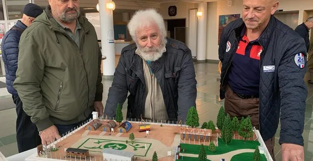photo  michel rosensohn, au centre, a réalisé la maquette des camps de mulsanne.  &copy;  le maine libre 