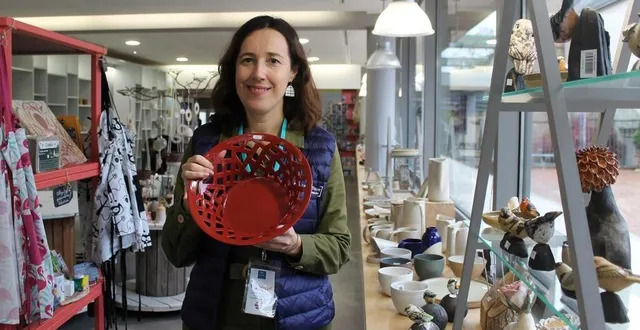 photo  virginie davière est la responsable de la boutique du musée de la faïence et de la céramique à malicorne-sur-sarthe.  &copy;  ouest-france 