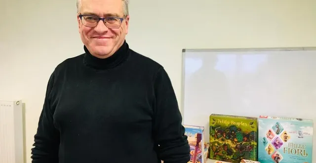 photo  gilles leguennec, membre de l’asl neuville, organise l’après-midi jeux de sociétéà la maison des loisirs  &copy;  le maine libre 