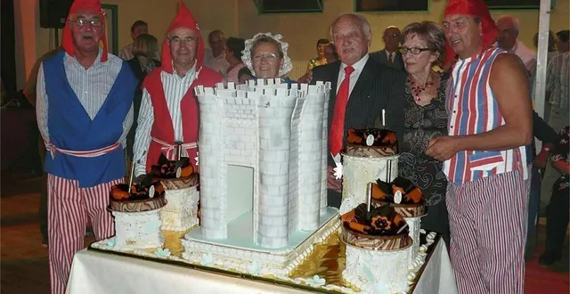 photo  roger massé, ancien maire de lavaré, est décédé le dimanche 10 novembre 2024. on le voit ici en 2008 au centre avec une cravate rouge, mis à l’honneur par les habitants de la commune.  &copy;  le maine libre 
