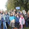 photo  ses enfants, ses petits enfants, ses arrière-petits-enfants et des cousins réunis devant la plaque dénommant le chemin pierre-samin. 