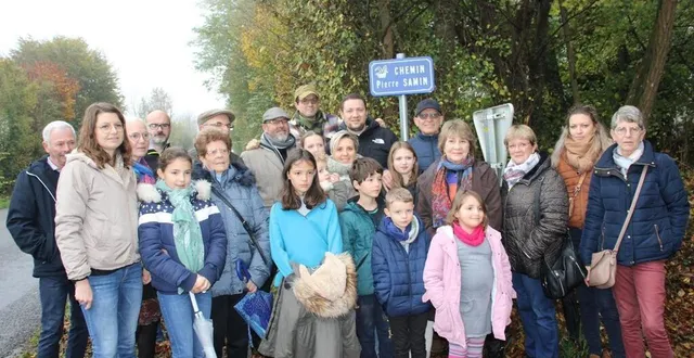 photo  ses enfants, ses petits enfants, ses arrière-petits-enfants et des cousins réunis devant la plaque dénommant le chemin pierre-samin.  &copy;  ouest-france 