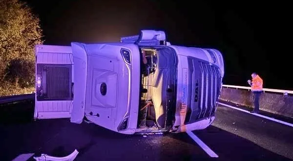 photo  l’un des camions s’est couché sur le côté, rendant la circulation impossible.  &copy;  ouest-france 