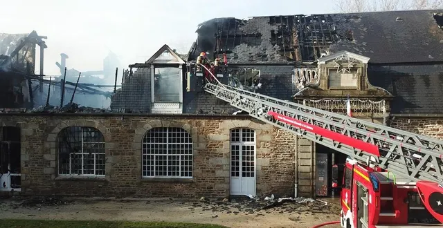photo  la mairie de flers s’est embrasée dans la nuit du vendredi 8 au samedi 9 novembre 2019.  &copy;  sdis61 