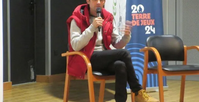 photo  vendredi soir, dans la salle frédéric chopin de bécon-les-granits, nicolas touzaint a répondu aux questions du public.  &copy;  co 