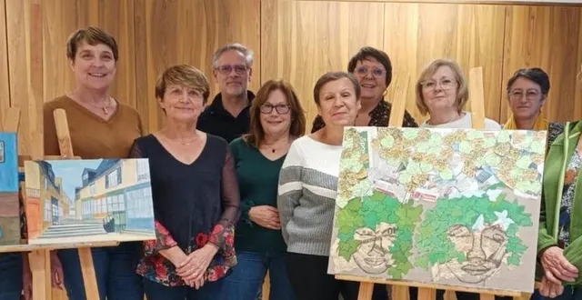 photo  une partie des exposants lors de la préparation de l’exposition.  &copy;  le maine libre 