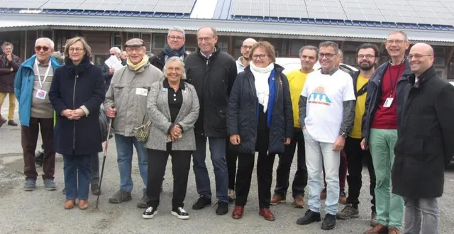photo  tous les acteurs de ces projets photovoltaïques d’emmaüs angers avec anjou territoire solaire et cowatt/ecla étaient présents à l’inauguration samedi 9 novembre. à droite, franck poquin, maire, et jean-marc legrand, co-président emmaüs angers.   &copy;  co 