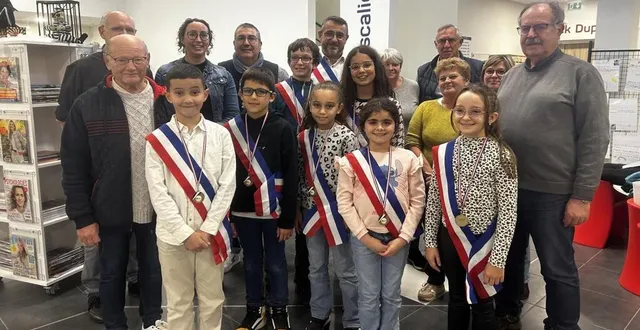 photo  les élus municipaux ont remis aux jeunes les médailles justifiant leurs fonctions au sein du conseil municipal jeunes.  &copy;  ouest-france 