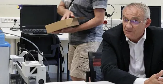 photo  debout, en arrière-plan, laurent berger, intervenant de l’atelier. assis : vincent hulot, vice-président de la 4cps, en charge des nouvelles technologies.  &copy;  ouest-france 