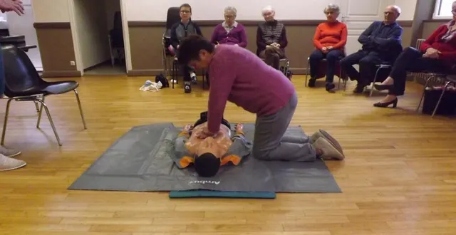 photo  la section locale de générations mouvement a invité tous les adhérents à un après-midi autour des gestes de premier secours, animé par un sapeur-pompier.  &copy;  ouest-france 