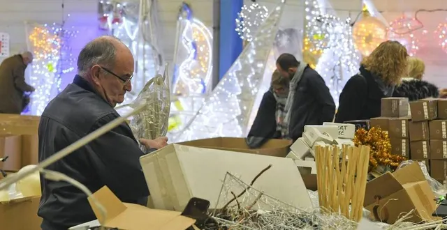 photo  le déstockage des illuminations de noël aura lieu vendredi 15 et samedi 16 novembre 2024.  &copy;  archives le maine libre – yvon loué 