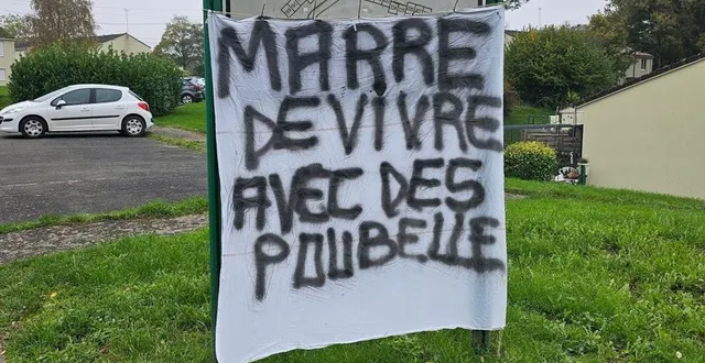 photo  des locataires de la cité ont installé une banderole pour faire part de leur ras-le-bol.  &copy;  jonathan pousse 