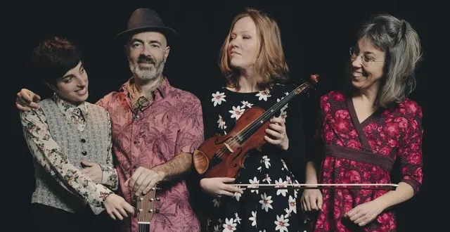 photo  émeline bertrand, marie jacquet, nathalie tomcsyk, accompagné de jean-paul trasfi, composent le groupe début de bal.  &copy;  florent havard – photographe 