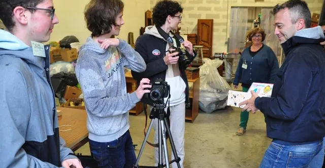 photo  les lycéens de notre-dame, ici avec laurent bervas, ont tourné avant ces vacances de la toussaint dans les locaux de monde solidaire.  &copy;  le maine libre 