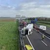 photo le camion s’est couché sur les deux voies de circulation.
