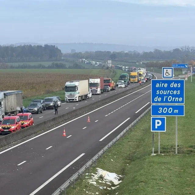 photo des bouchons se sont créés à la hauteur de l’aire de repos des sources de l’orne.  ©  ouest-france