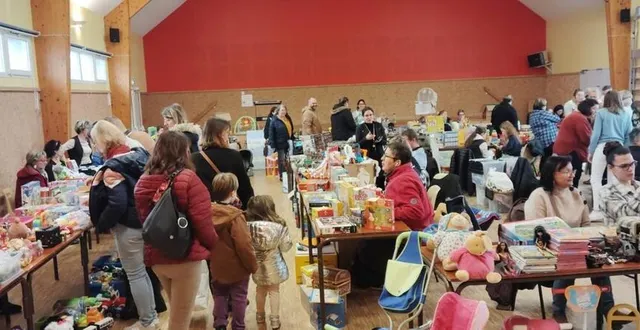 photo  le dimanche 3 novembre, la seconde édition de la bourse aux jouets du comité des fêtes d’arthezé a attiré du monde.  &copy;  ouest-france 