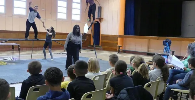 photo  les artistes ont présenté trois scènes aux écoliers et écouté leurs commentaires avec attention.  &copy;  ouest-france 