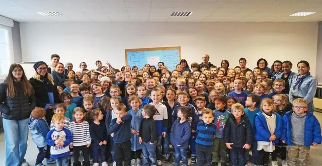 photo  enfants, équipe éducative et parents, tous étaient habillés de bleu pour la journée.  &copy;  ouest-france 