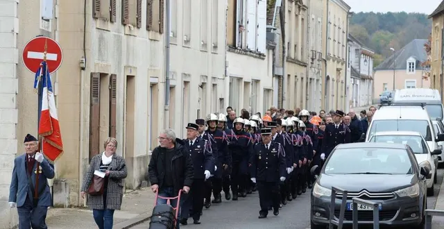 photo  le défilé, conduit par claude jeanne, a mené le cortège de la mairie au monument aux morts de tuffé.  &copy;  le maine libre 