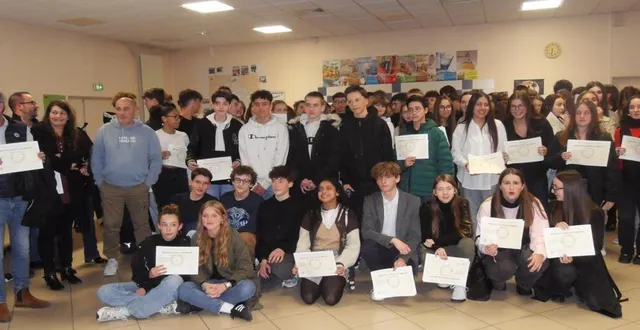 photo  les élèves ont reçu leur diplôme du brevet.  &copy;  le maine libre 