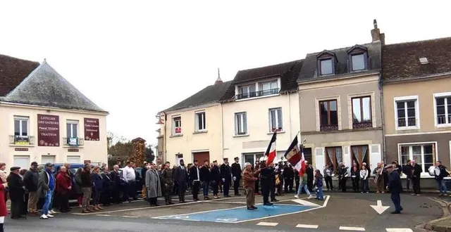photo  le 11 novembre a été commémoré par un public nombreux qui s’est rassemblé au monument aux morts.  &copy;  le maine libre 