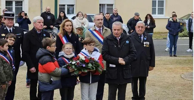 photo  la commémoration du 11 novembre en présence des élus, d’anciens combattants et des membres du conseil municipal jeunes.  &copy;  le maine libre 